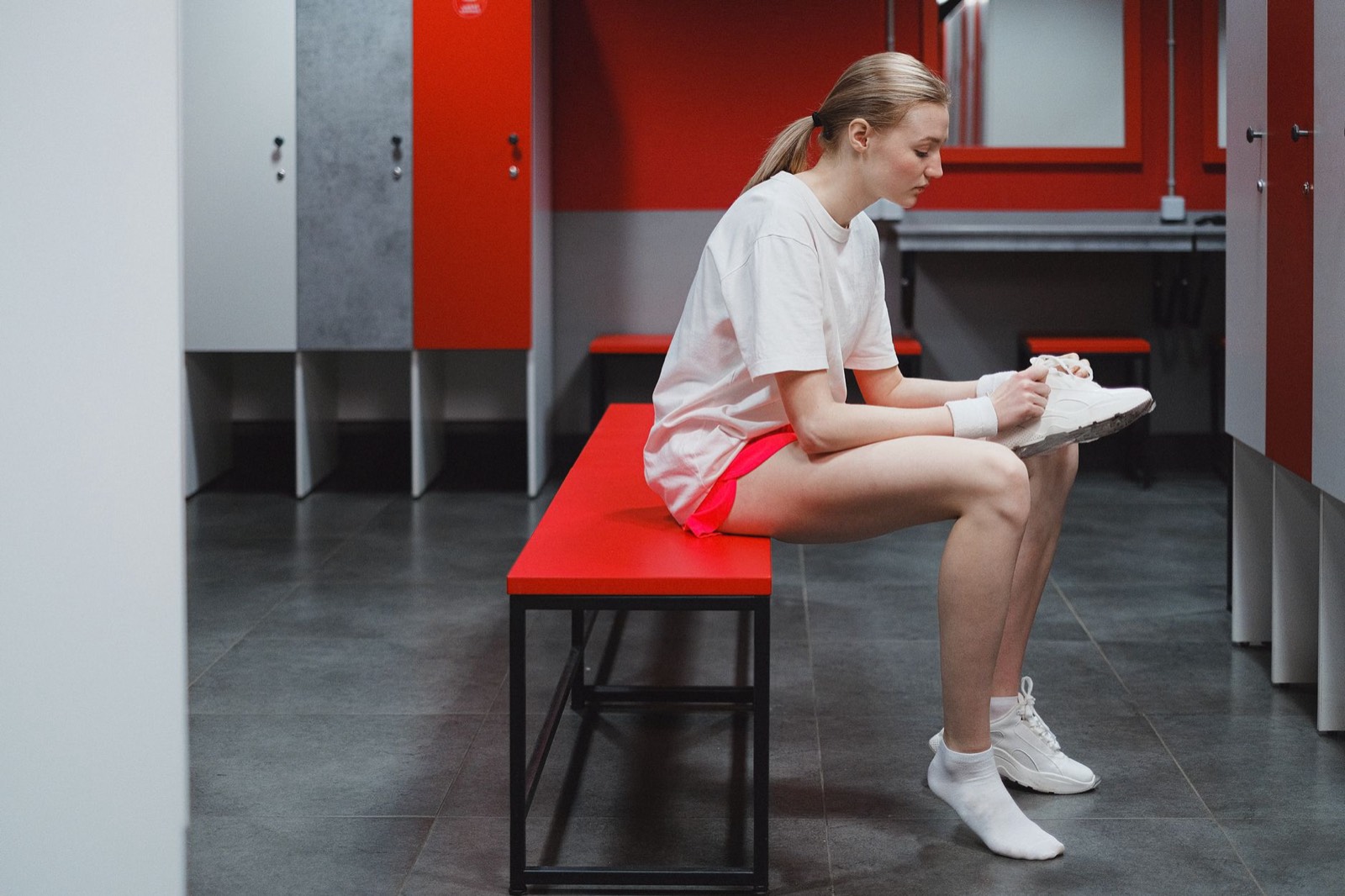 Banc et casiers dans un vestiaire de salle de sport