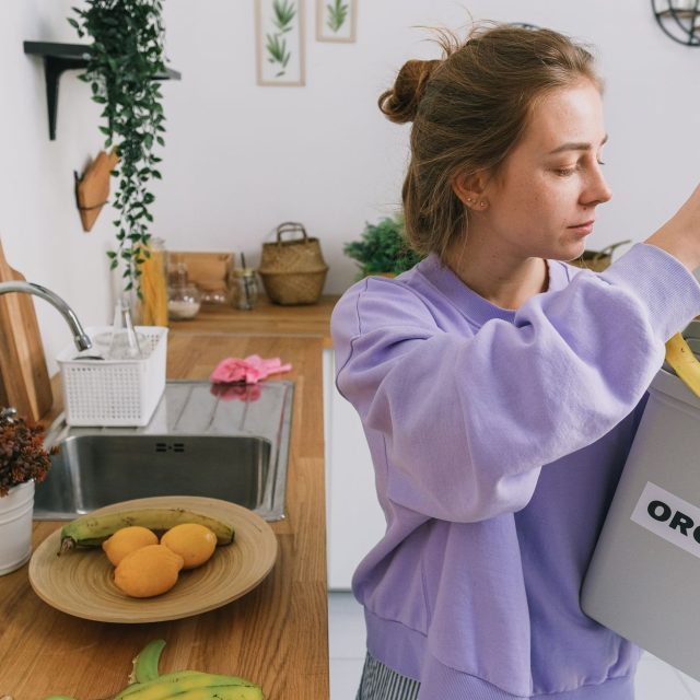 Éliminer les Odeurs : Compacter les Déchets Sans Gêner Votre Cuisine