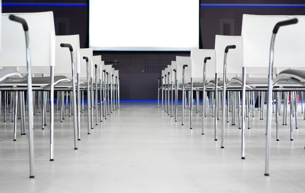 Rangées de chaises vides dans une salle de formation