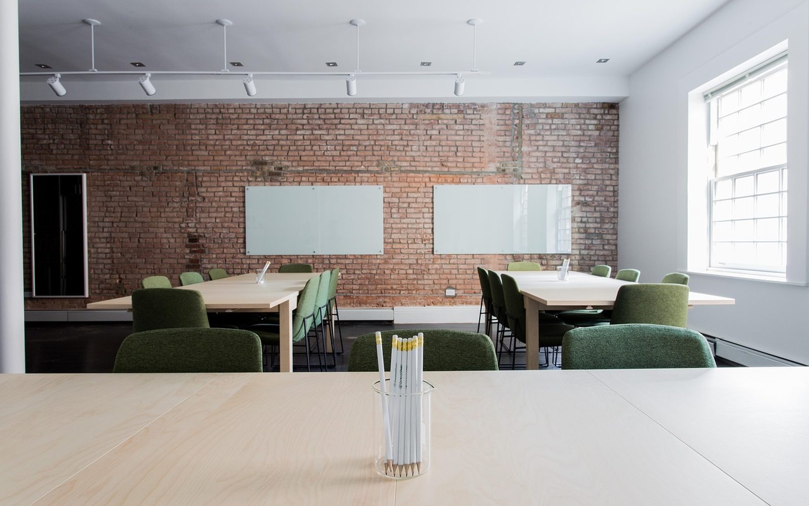 Salle de formation moderne avec table et chaises, prête pour un stage