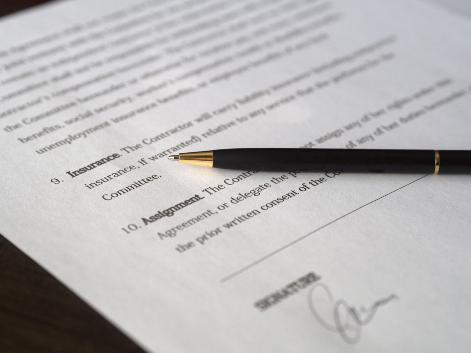 Stylo posé sur un contrat de cession d'entreprise prêt à être signé sur un bureau