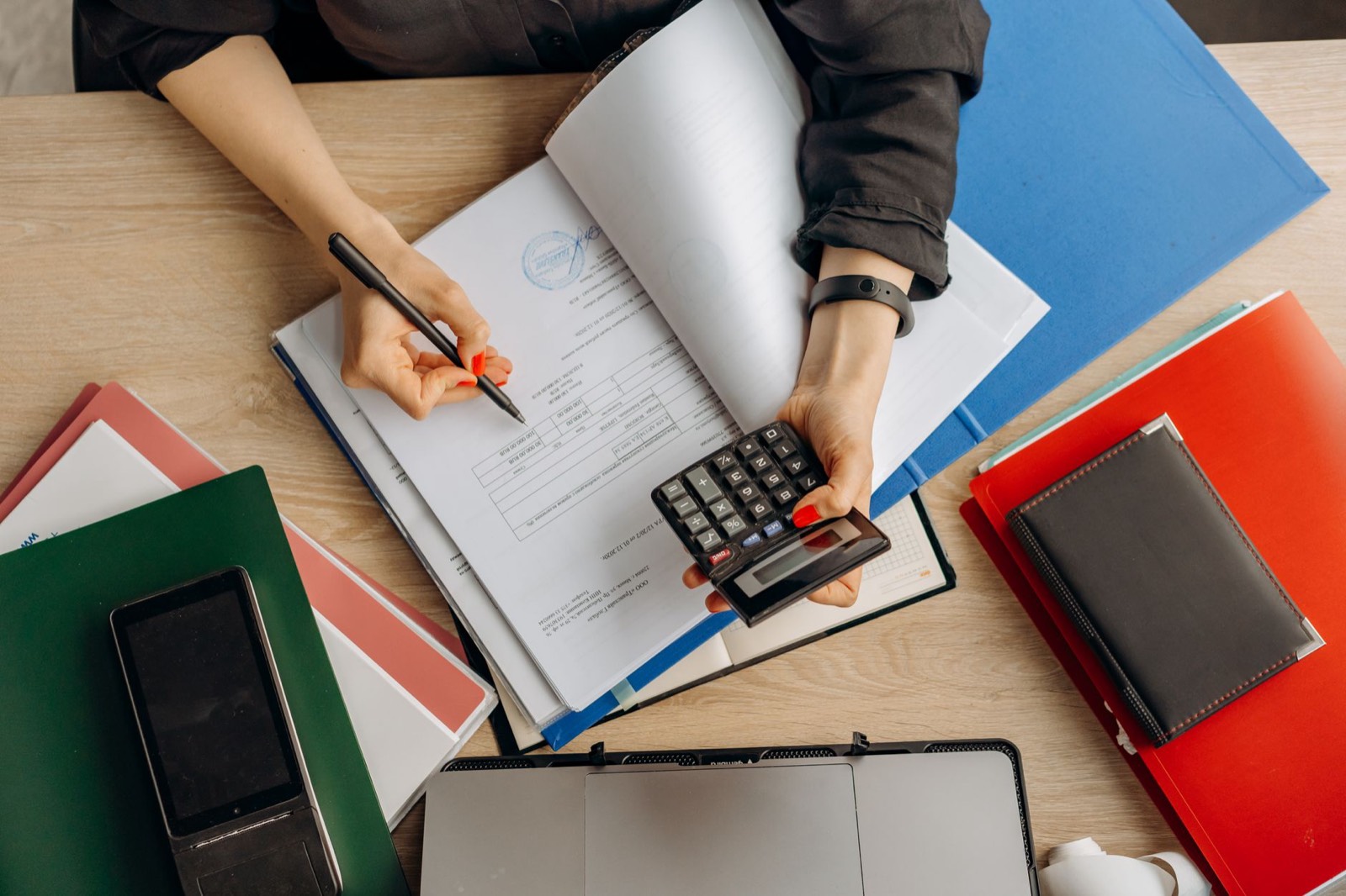 Calculatrice et documents fiscaux sur un bureau